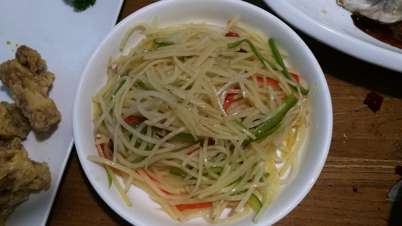 杭帮菜,口味不错.两个人吃的很撑,没吃完一个菜打包,共计85元.