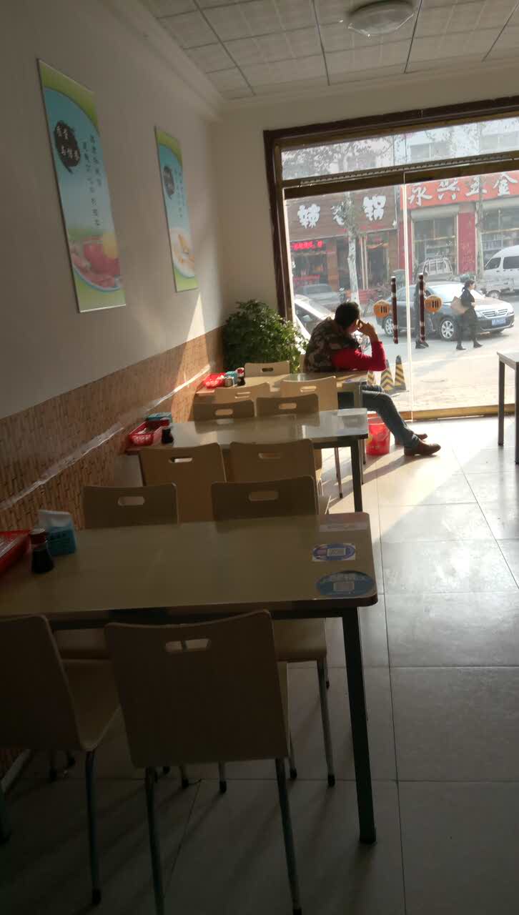 2022张起牛肉板面店(吃上瘾东)美食餐厅,环境特别棒,板面做到这步不