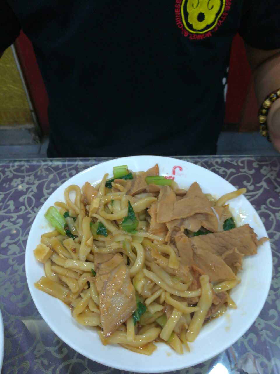 我是张掖人哦,强烈推荐卤肉炒炮,味道还是很正宗的,酱香卤肉,味道很香