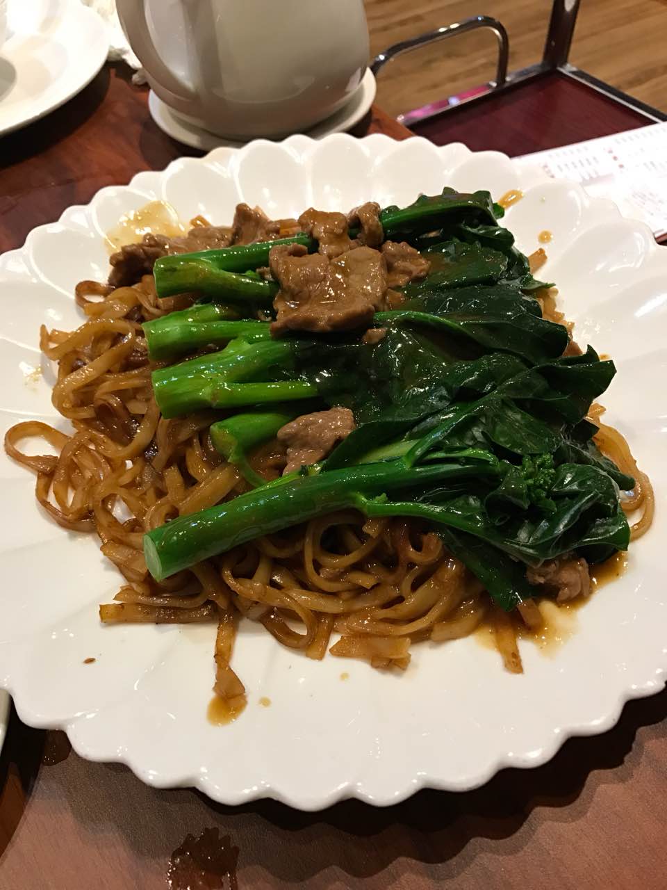 牛肉很柴,溼炒牛肉粿條非常難吃,鹹,牛肉就面上的幾片,芥藍一整棵硬老