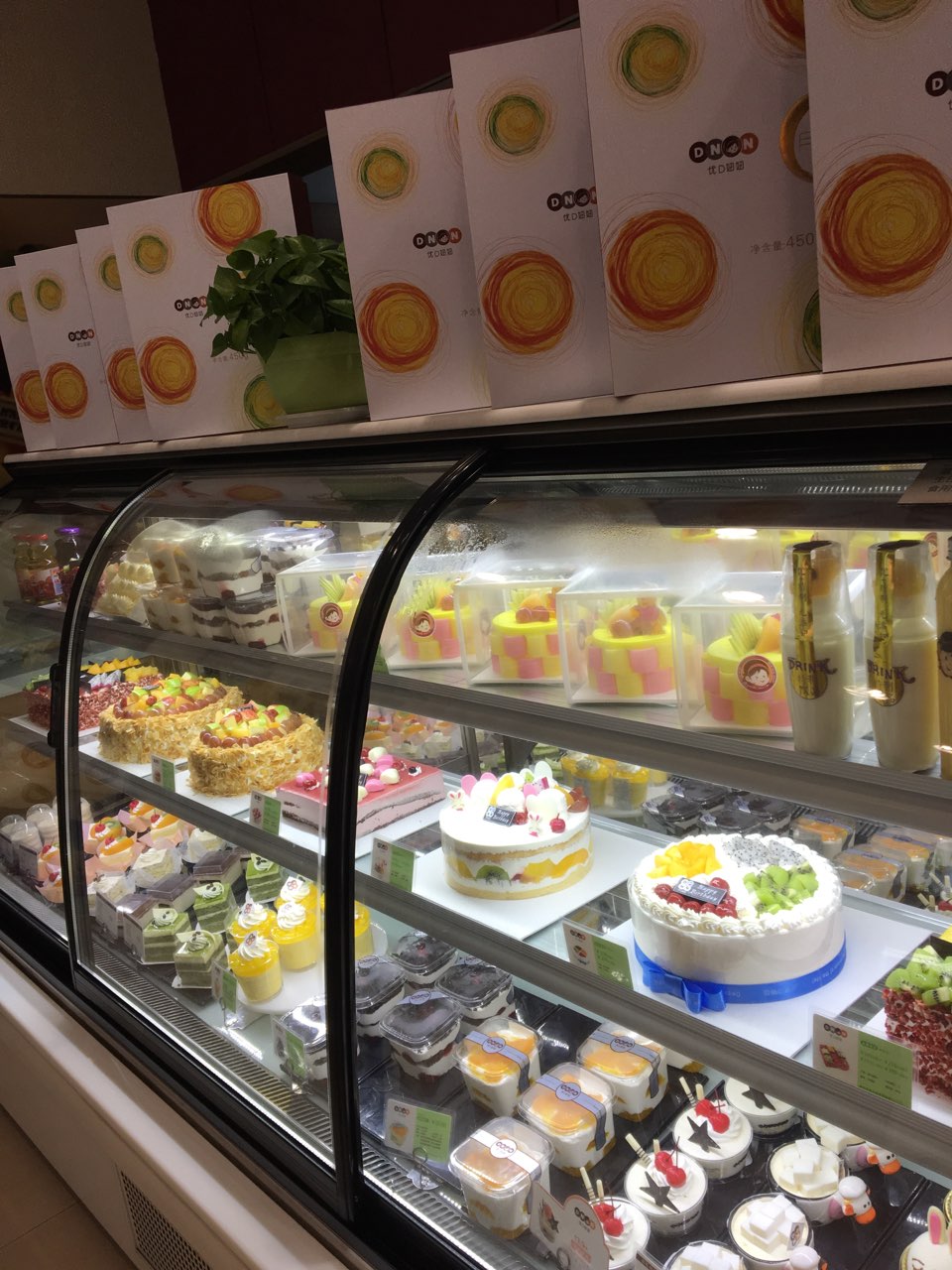环境蛮好的,品种也多,孩子特别喜欢吃这里的慕思蛋糕.