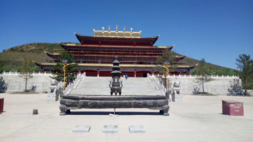葛根庙,在乌兰浩特市东南30公里洮儿河左岸,陶赖图山南坡脚下.