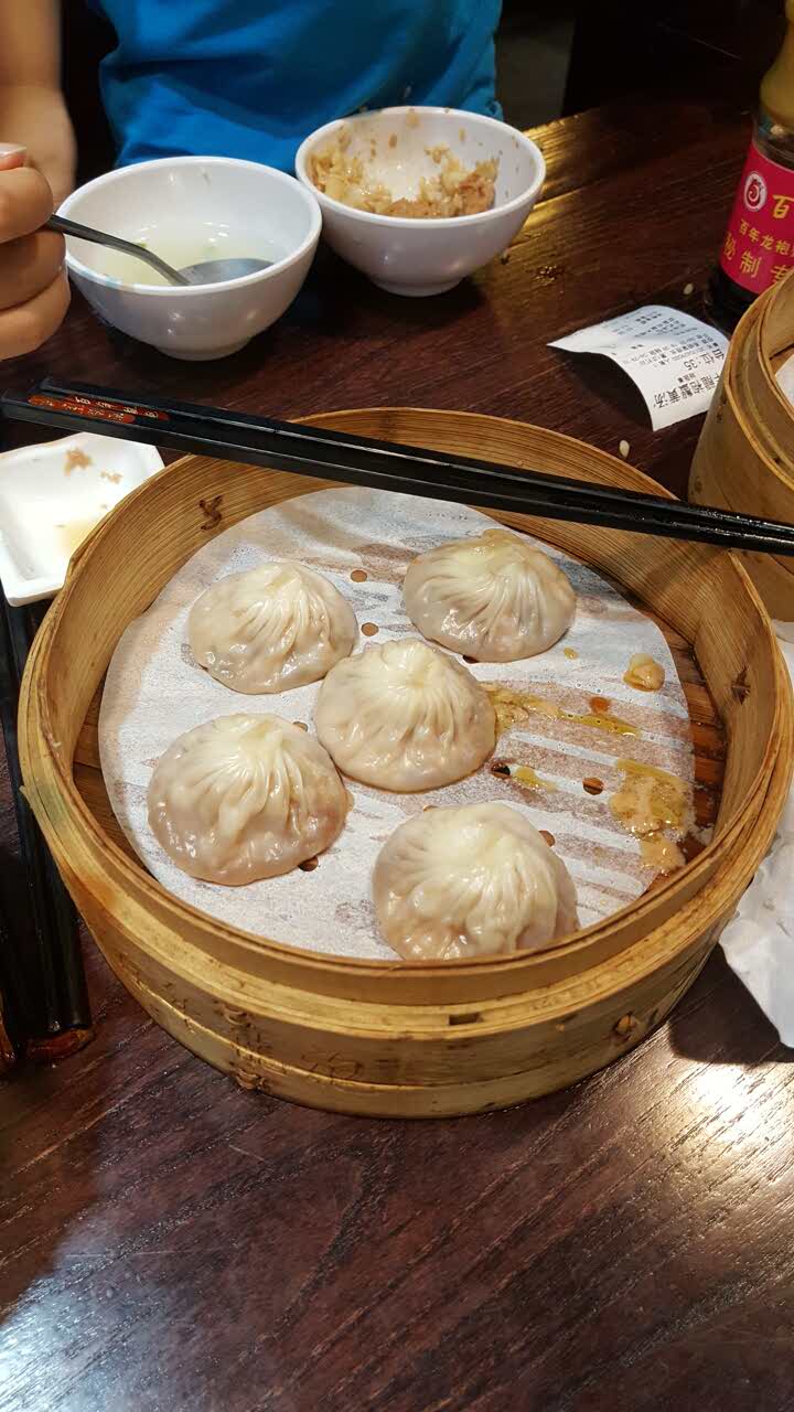 【携程美食林】苏州百年龙袍蟹黄汤包餐馆,味道不错,汤包汤汁鲜美