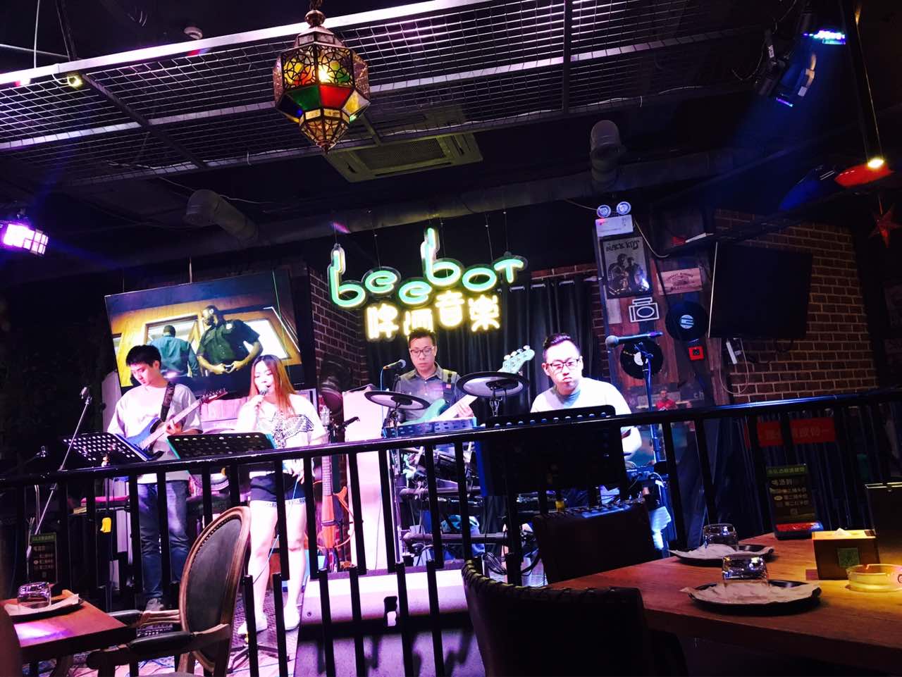 2022beebot啤酒瓶子音乐餐吧美食餐厅,驻唱歌手一般,简单点吃吃东.