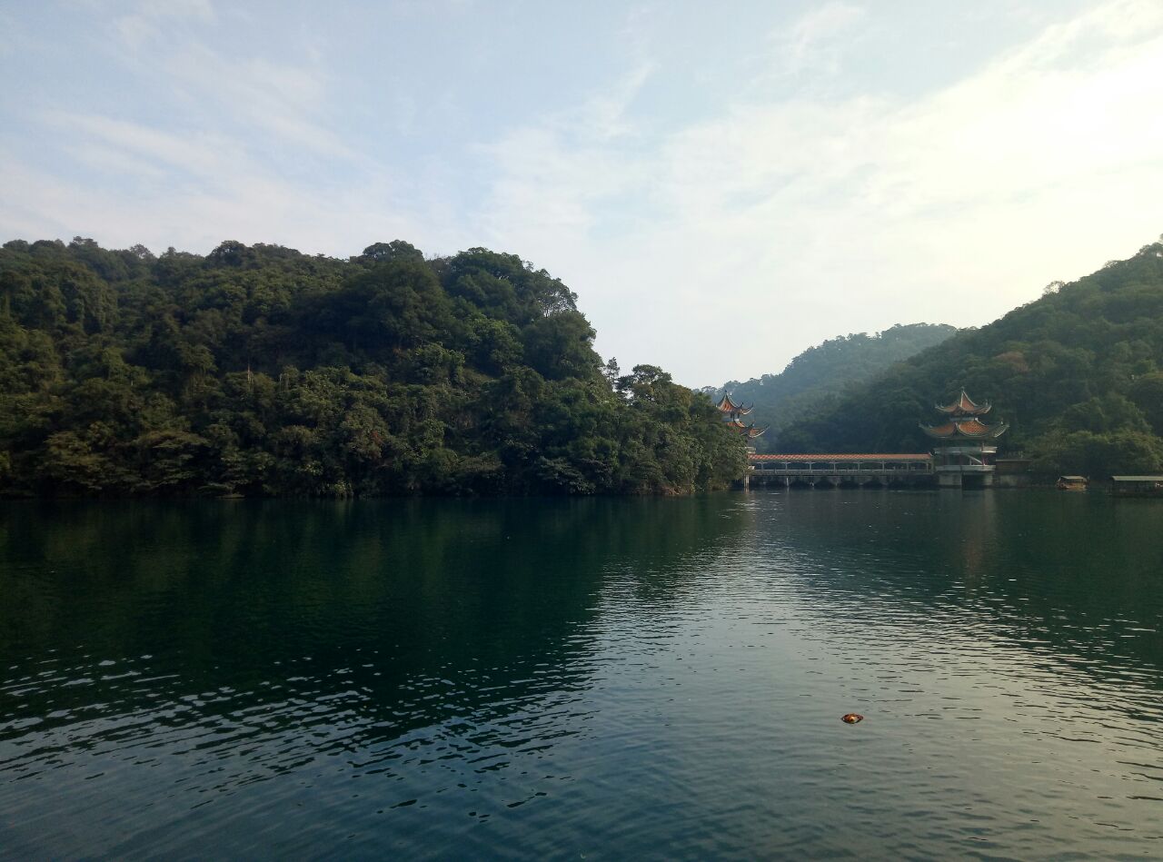 【攜程攻略】肇慶鼎湖山景點,鼎湖山裡面風景很漂亮,湖水清澈見底