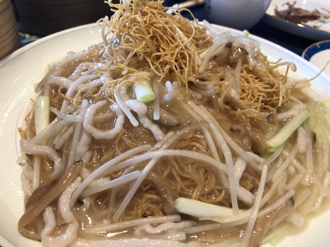 服务比较好,装修风格简约时尚,餐具精致漂亮,清蒸龙利鱼好吃价贵,烧鹅