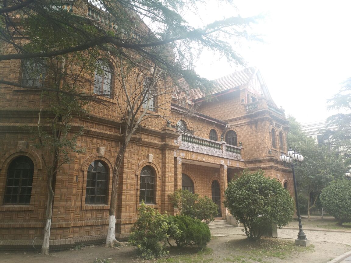 来看看功夫,情深深雨蒙蒙,上海滩的拍摄地,坐一坐铛铛车,感觉挺棒的.