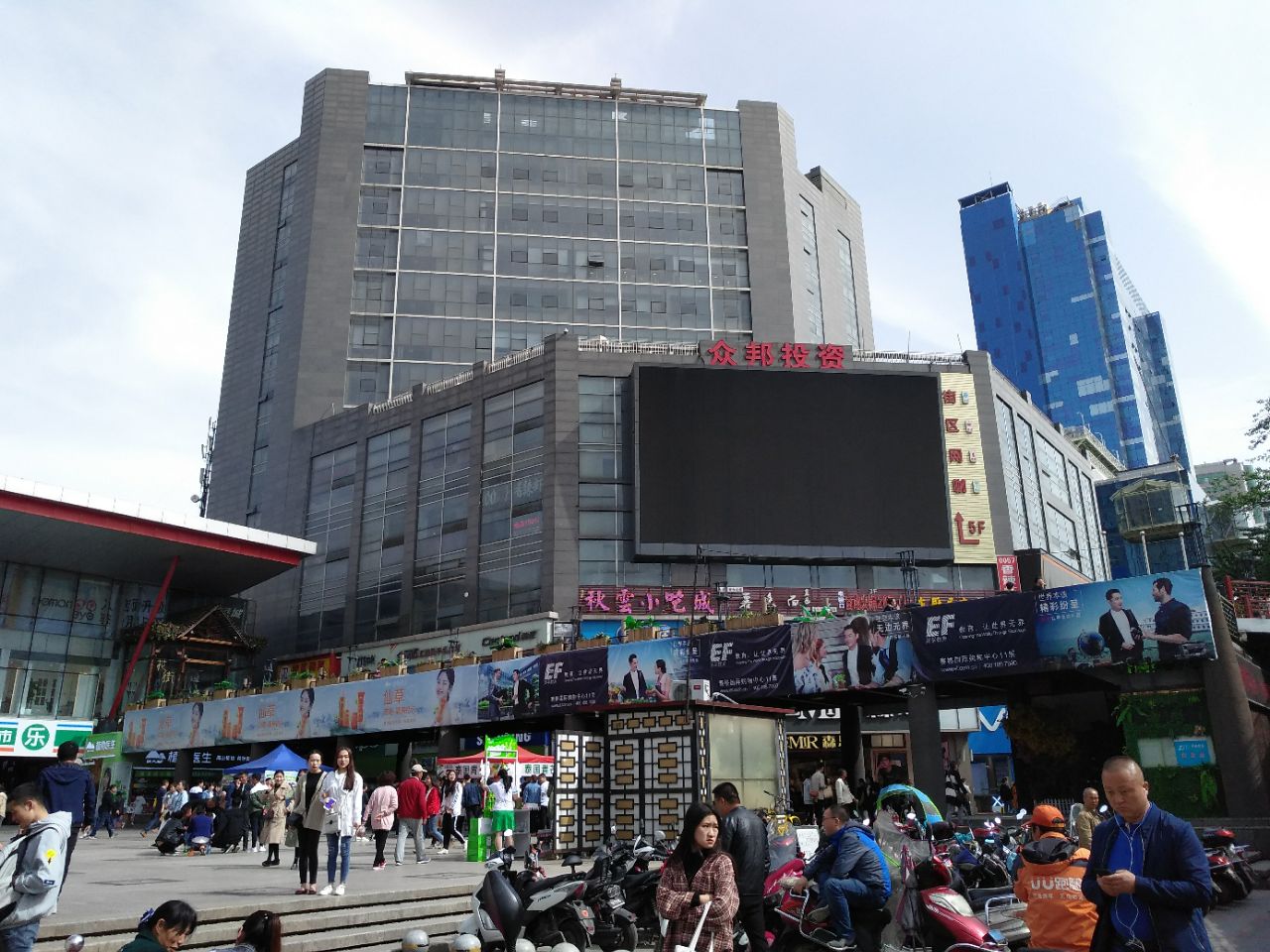 整个海港城购物中心位于海港城购物广场之上 非常的热闹 
