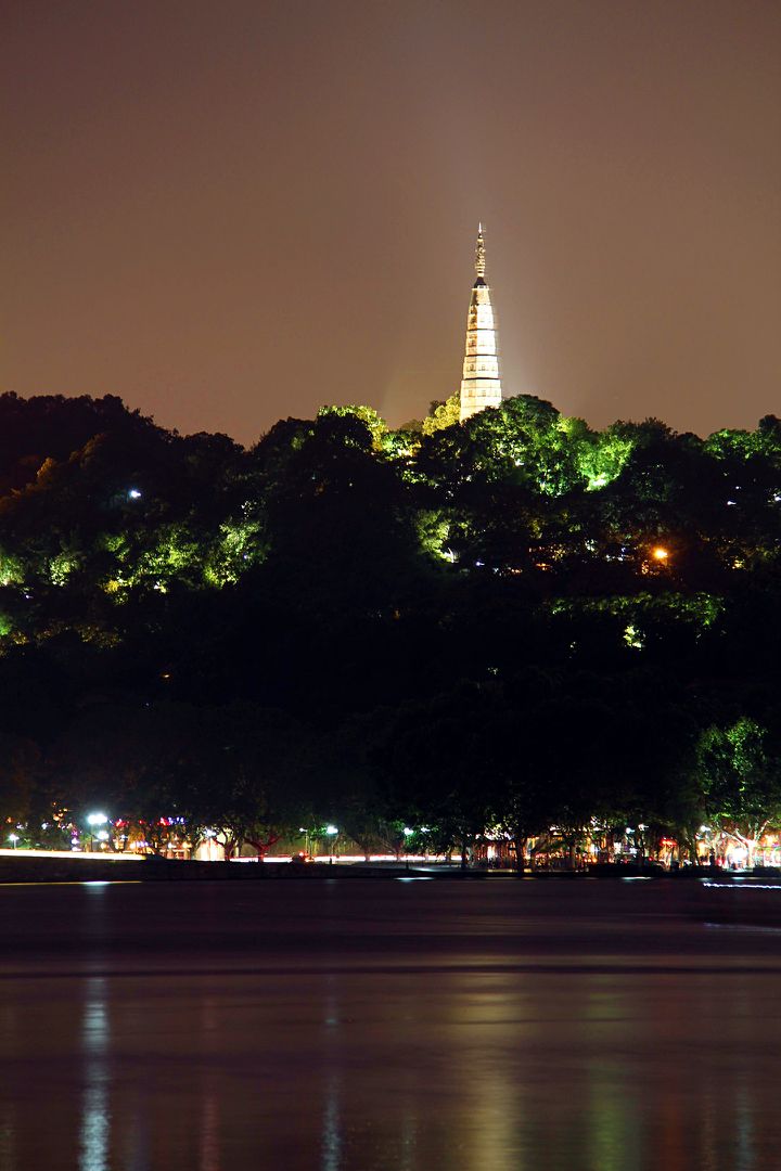 个人还是非常喜欢保俶塔的,特别是夜幕降临后,阑珊灯火中的保俶塔倒映