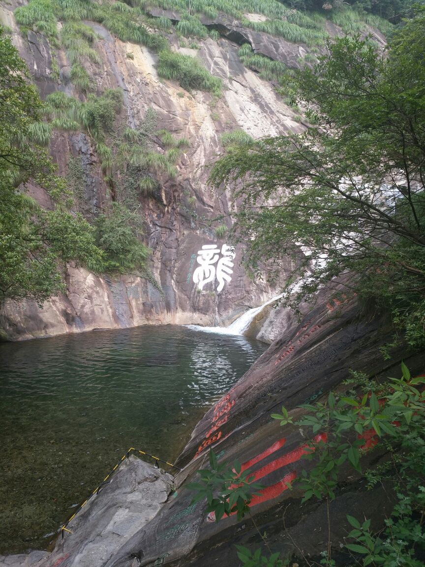 来爬山庐山秀峰的开发程度一般景区内景色不错一如景区的大门就感觉一