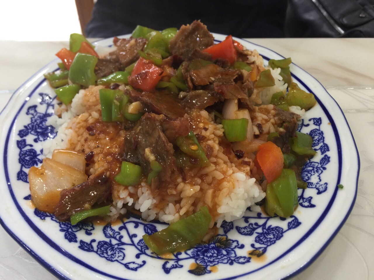 没有点拉面我选择的牛肉水饺特别的好吃还有我的同事选择了红烧牛肉饭