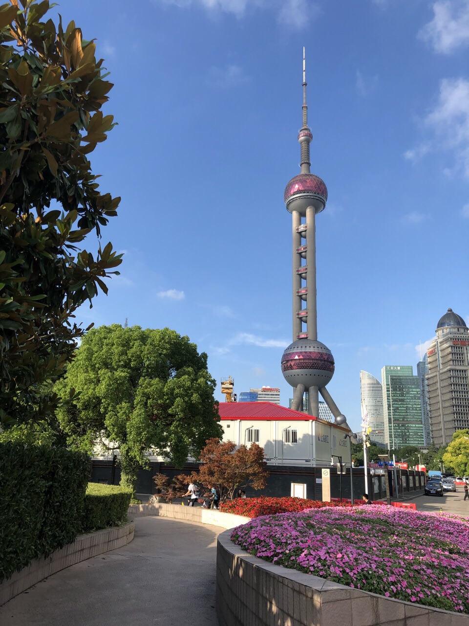 晚上七点后,坐在某品牌的咖啡店及某品牌的冰淇淋店里,望浦西外滩眺望