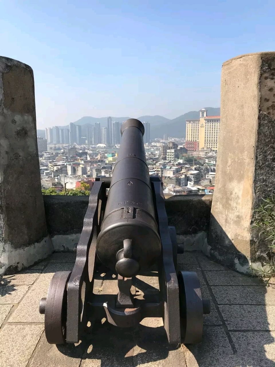 妈阁炮台澳门的一个比较重要的景点曾经用来预防海盗的西式炮台还是