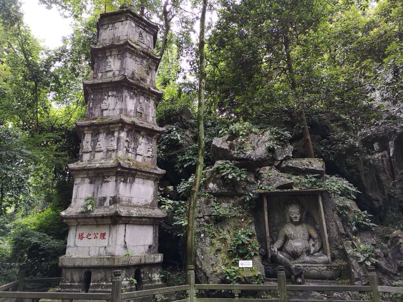 飛來峰山頂就不要去,失望的恨,更不要說蓮花峰了!靈隱寺杭州的佛教