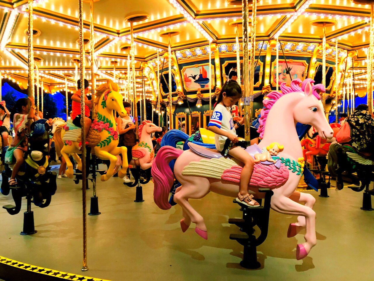 因为这个项目小朋友都可以玩所以排队一直很久傍晚开始旋转木马开始
