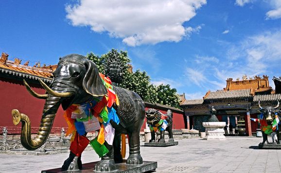 美岱召的蒙古人皈依黄教初期所建的大型寺院之一,其以"三绝-银佛,龙