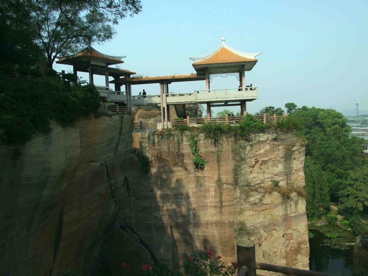 地理位置非常好而且里面的景色也非常迷人很是喜欢这里