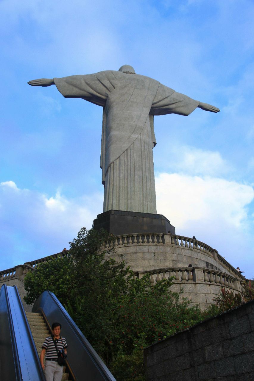 驼峰之巅,巨大岩石上矗立着一尊硕大无比的耶稣像——基督救世主