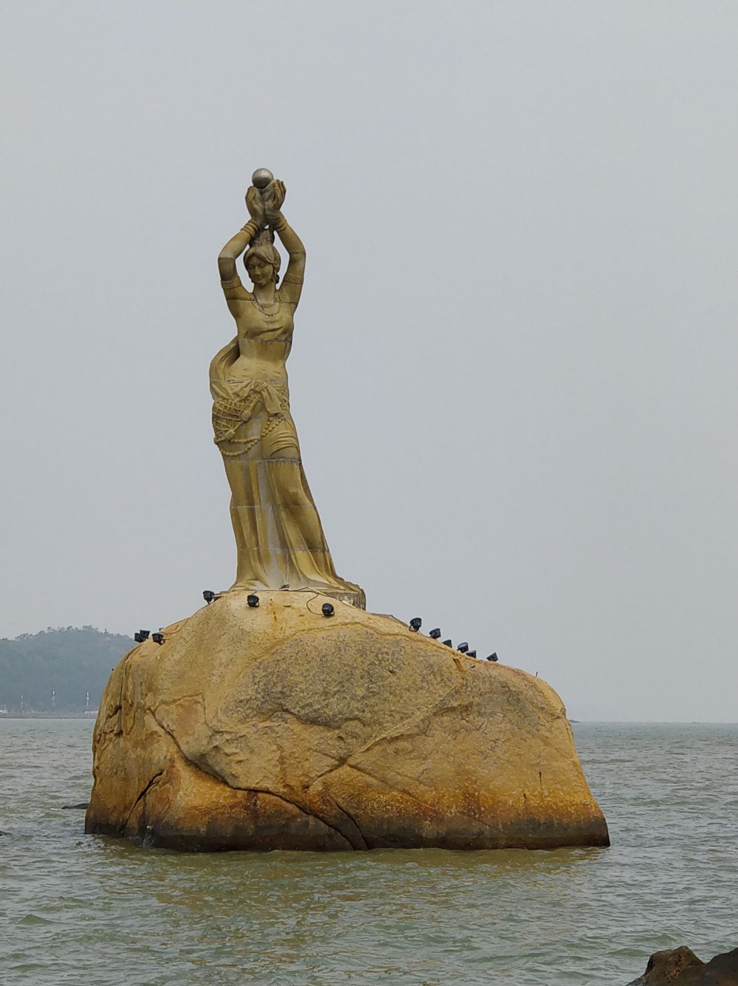 【携程攻略】珠海珠海渔女景点,这是一个珠海标志性景点，由著名雕塑家潘鹤根据南海渔民的传说设计的…