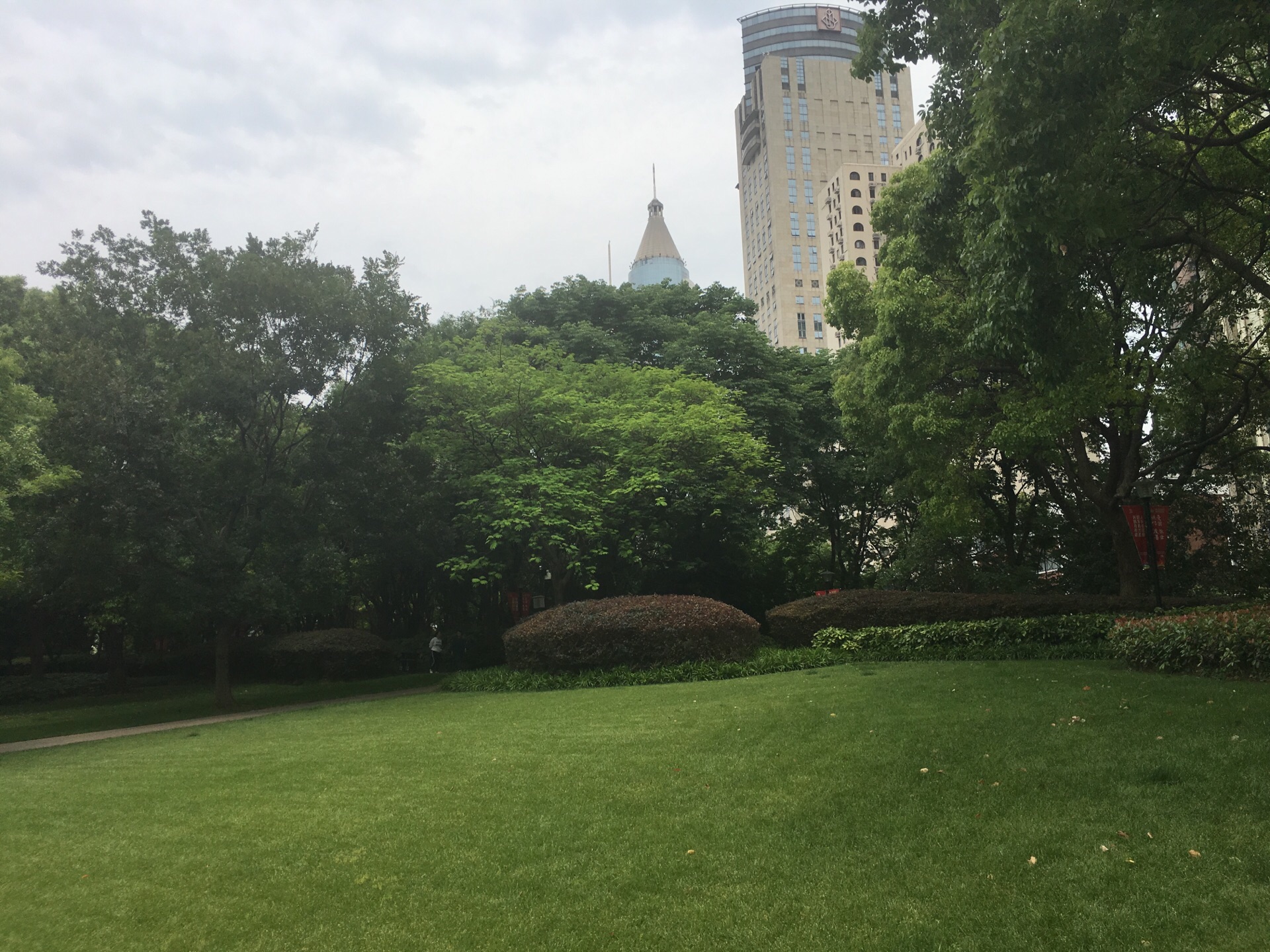 市中心很大的广场公园,就是原先的延中绿地