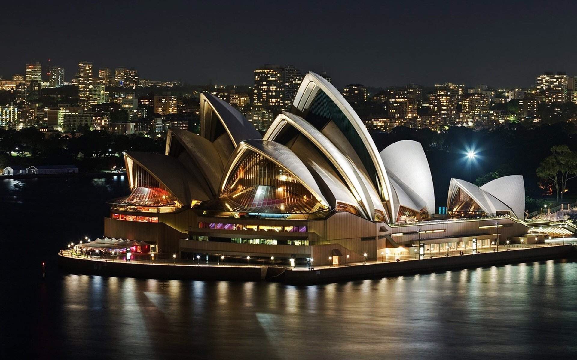 悉尼歌剧院是悉尼的三大地标建筑之一而且现在也已经是世界遗址之一了