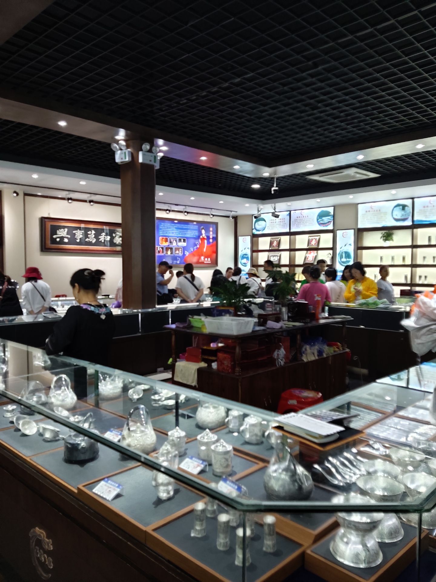 【携程攻略】购物,墨戎苗寨银器店位于湖南省古丈县墨戎苗寨内,店内