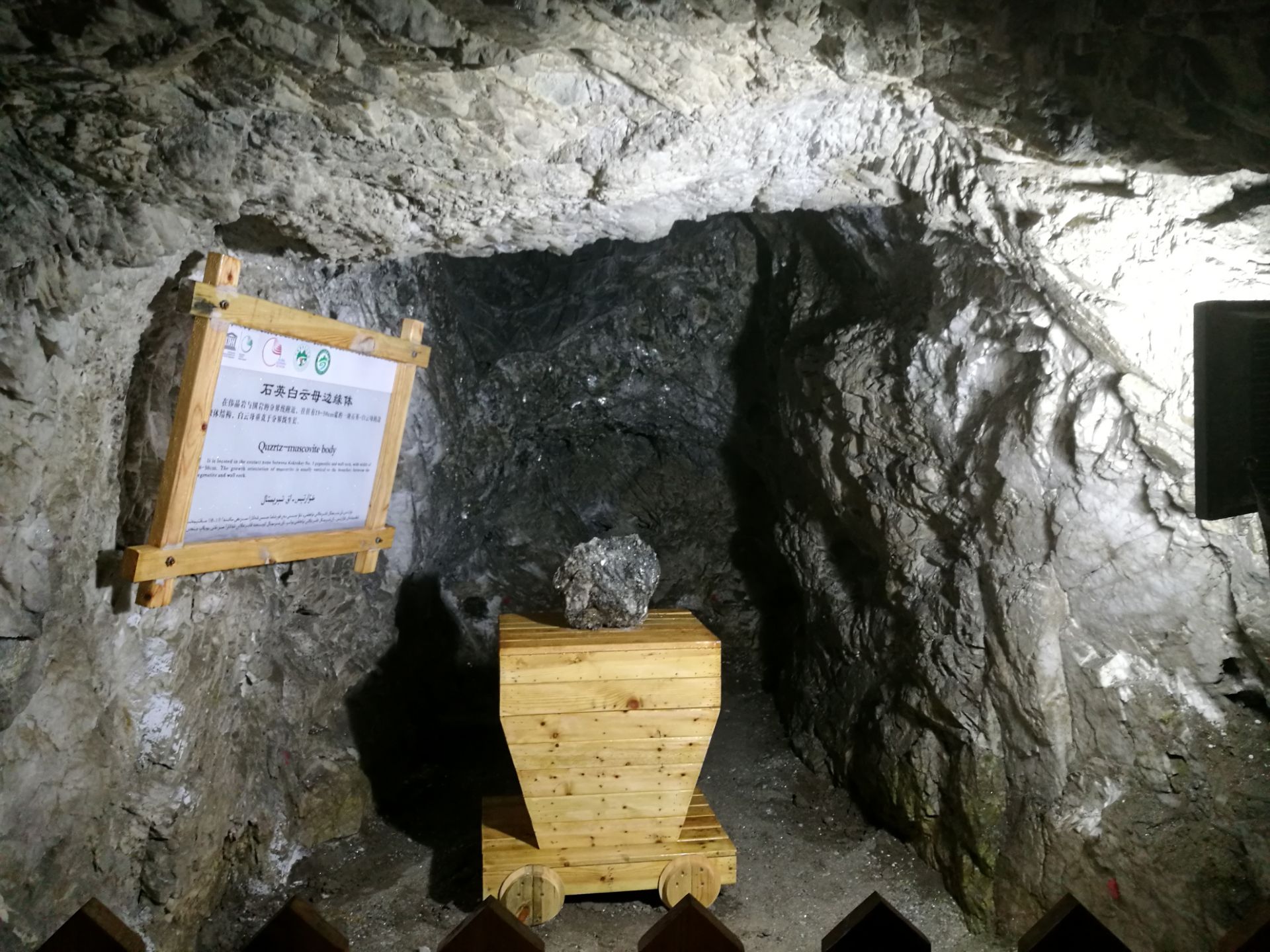 航拍世界上最大的矿坑——阿勒泰富蕴县可可托海三号矿坑🔨深200米