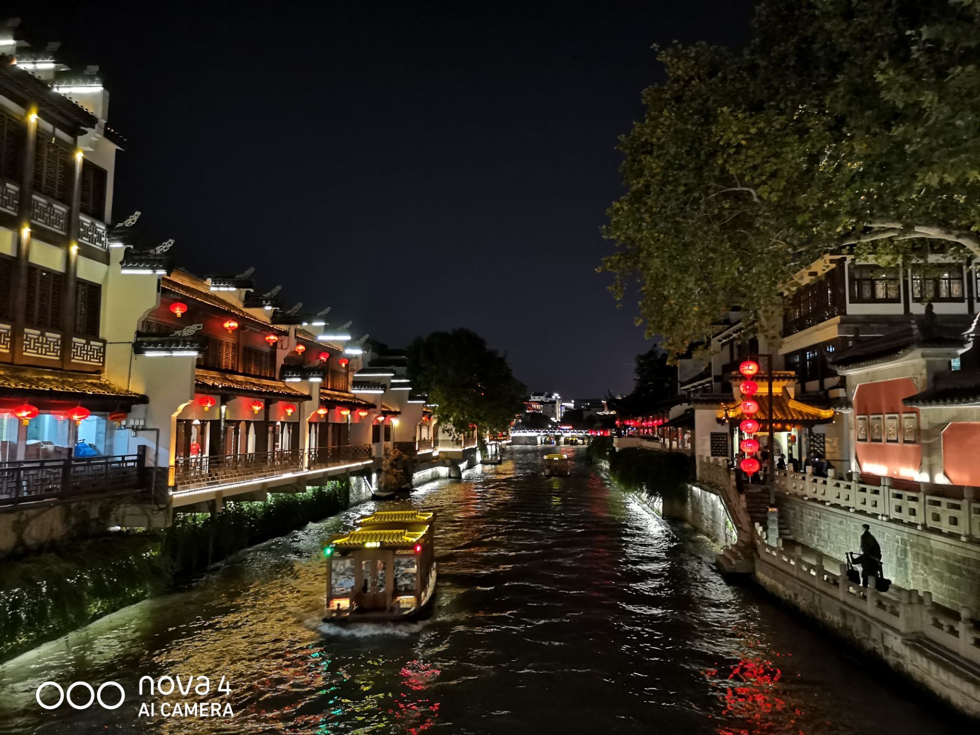 【携程攻略】南京夫子庙秦淮风光带景点,秦淮河上整齐排列的游船是一个不错的拍摄角度，特别是黄昏时分，你会…