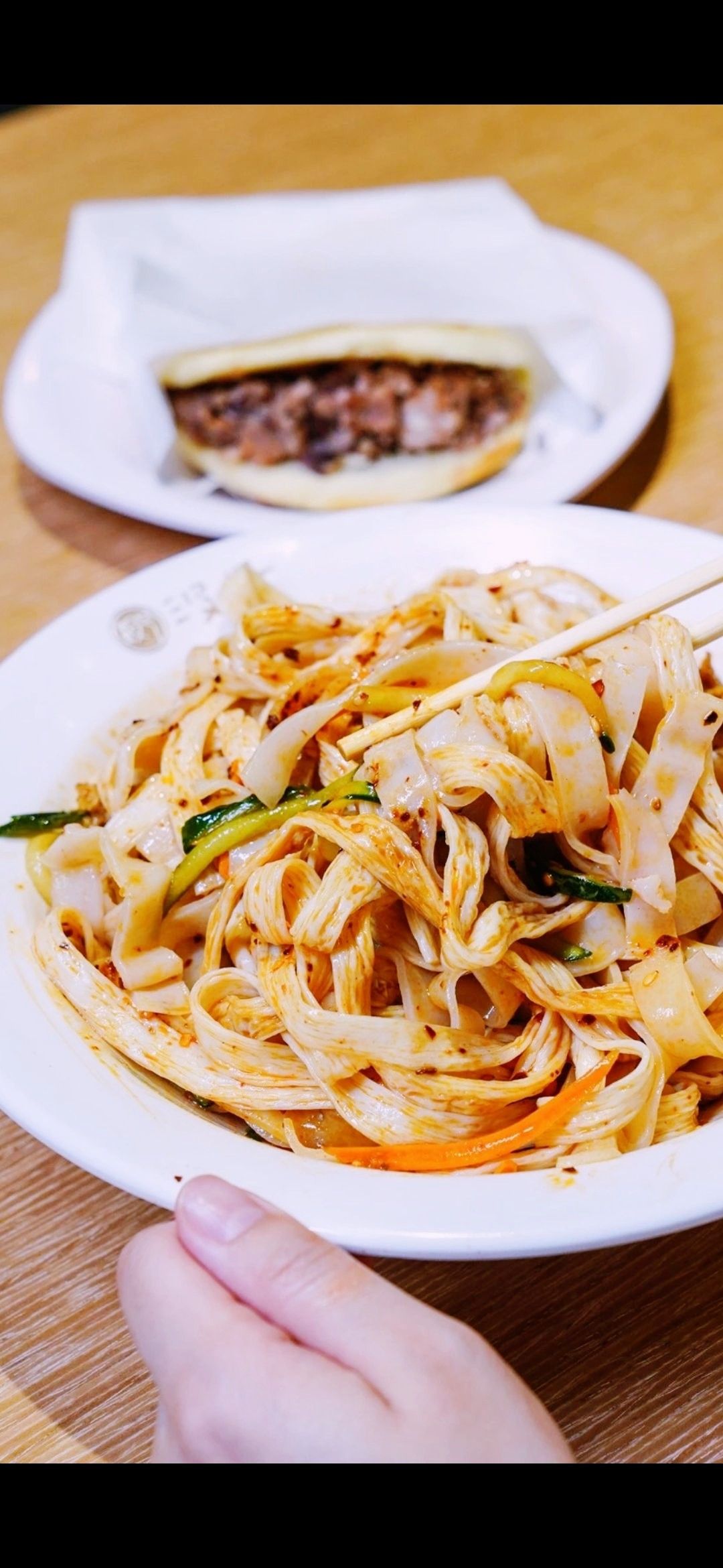 喜欢牛筋皮口感的可以点【凉皮牛筋皮双拼】,两种都能吃到,辣子很香但