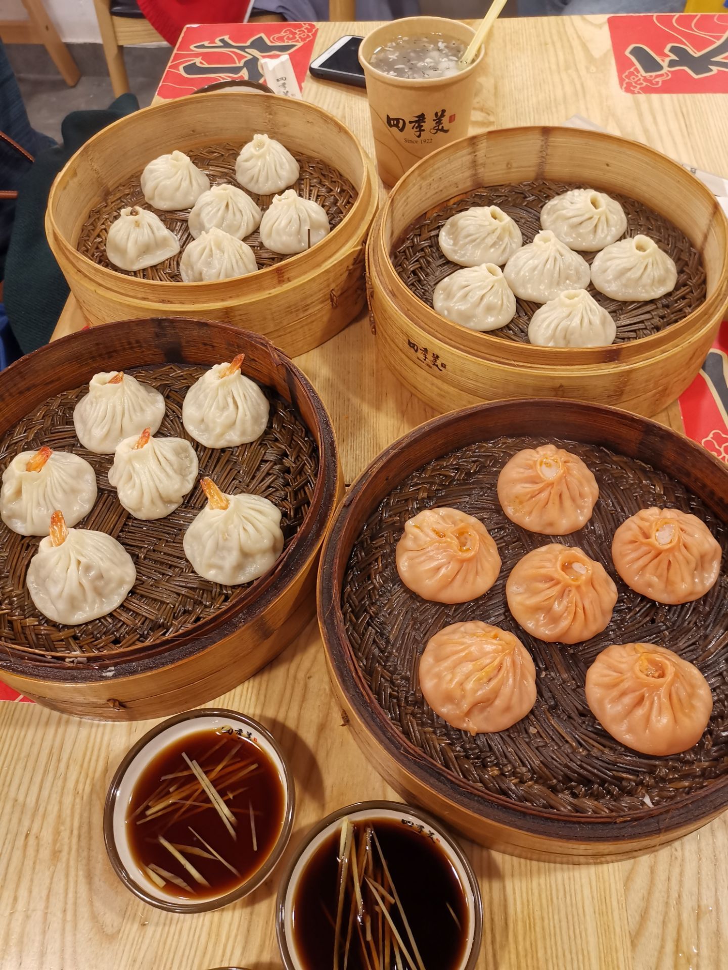 武汉四季美汤包是我们小时候各种小吃里的奢侈品,每次去吃四季美汤包