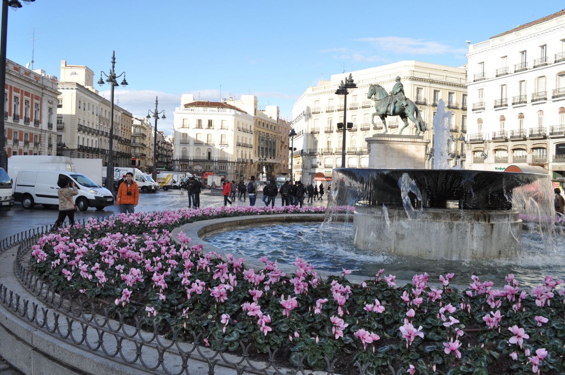 【携程攻略】马德里太阳门广场景点,太阳门广场上著名的“熊抱树”雕塑是马德里的标志之一。讲述了一段勇…
