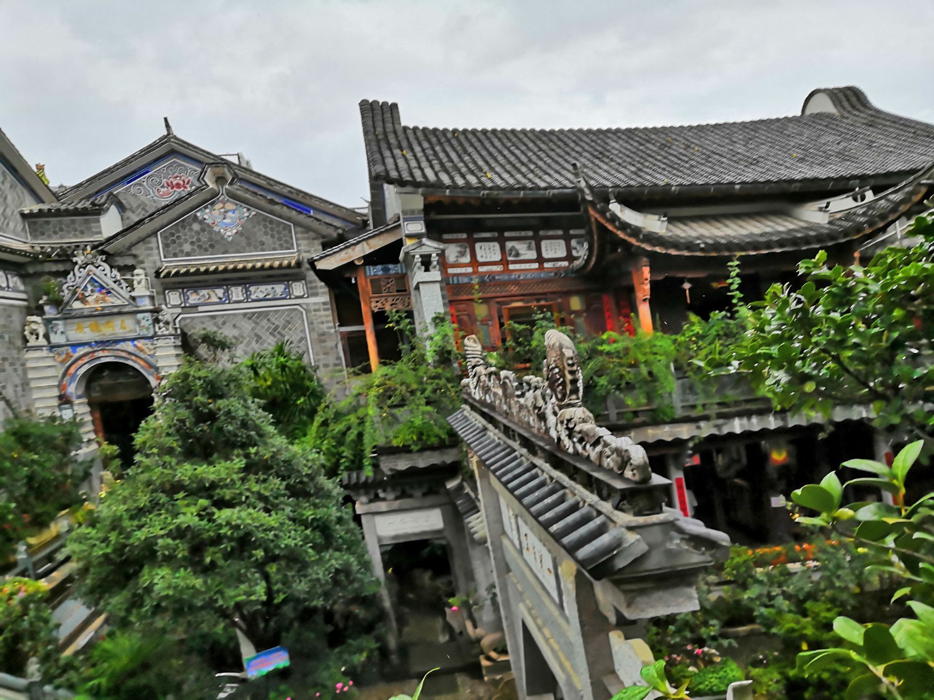 张家花园是解放前张伯卿的私人会馆,位于自贡筱溪境内,地处太平山南麓