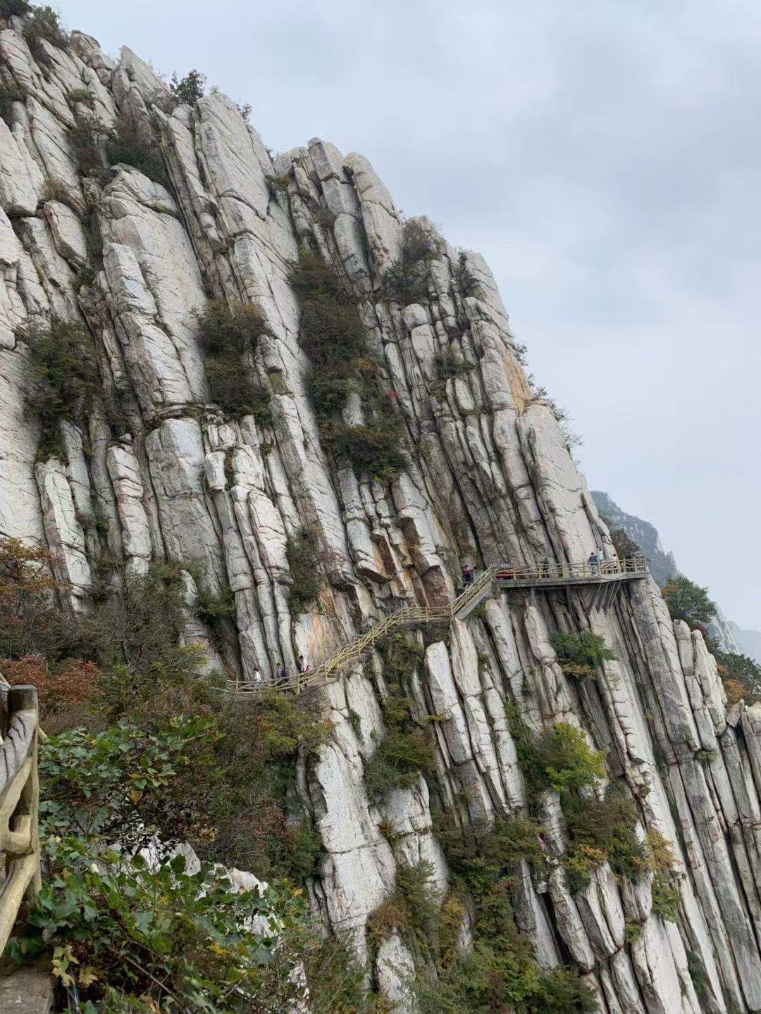 位于河南登封市西北嵩山南麓,少室山山峰多而险峻,主峰连天峰海拔1512
