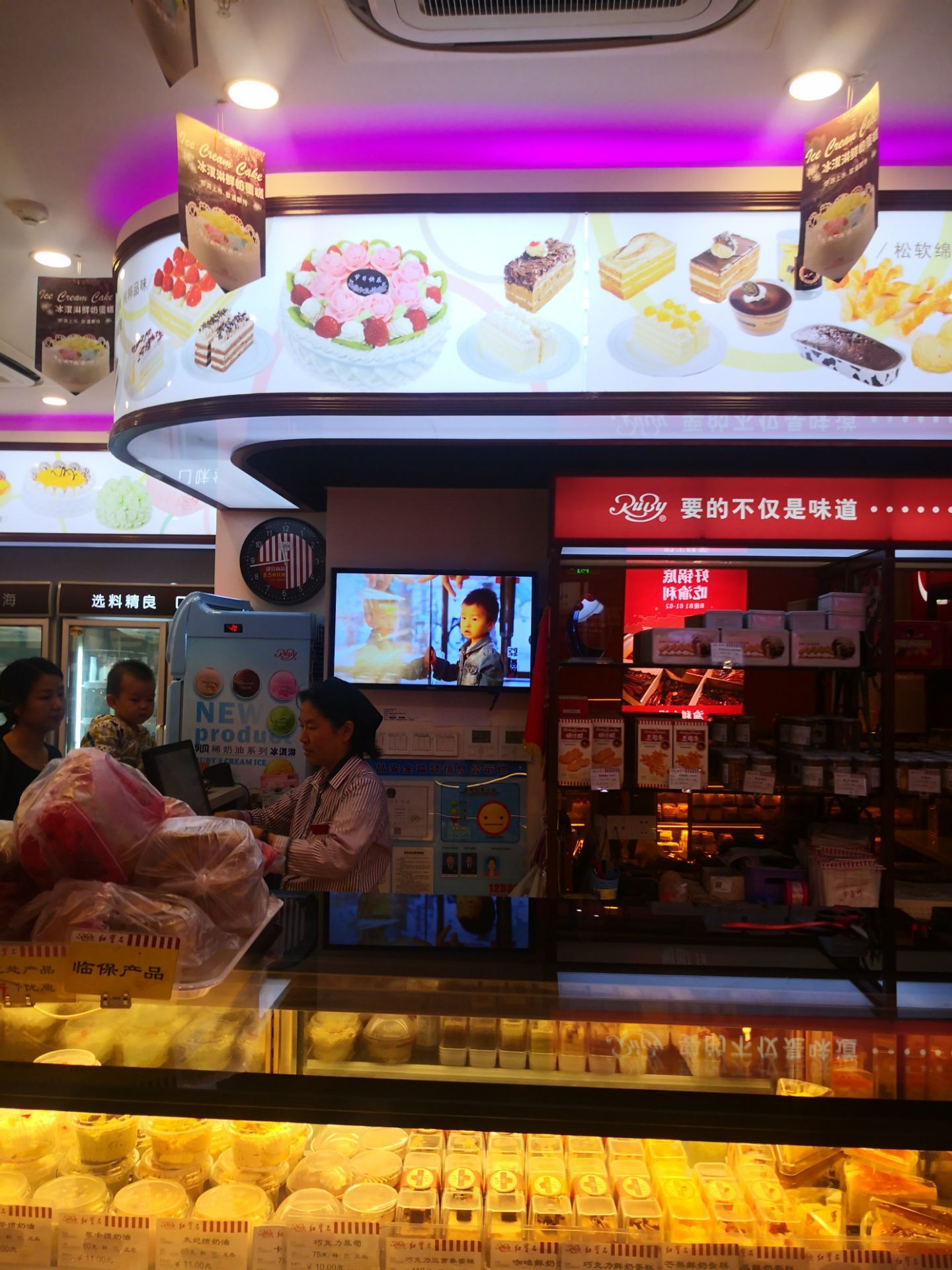 徐家汇日月光的红宝石面包房,要的不只是味道,这里真的很多好吃的糕点