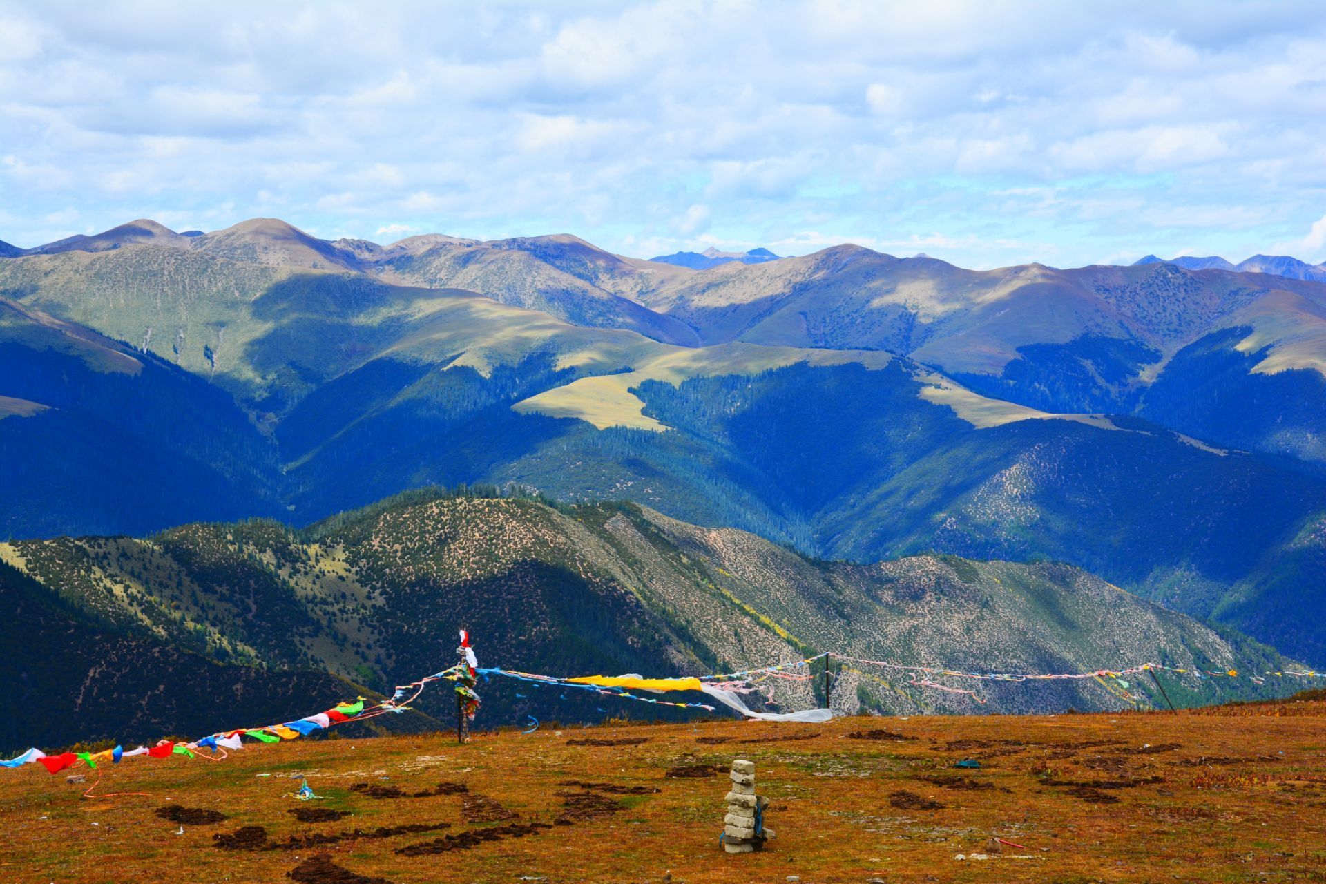 卡子拉山以海拔高而著称,海拔有4718米,在山顶有一大平台,并立有写着