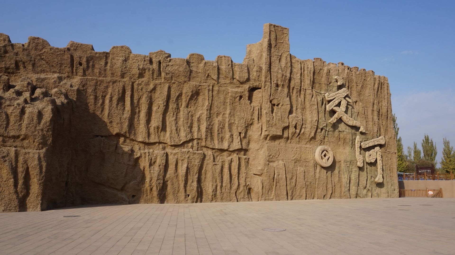 交河故城离吐鲁番市区很近,景区里包含了故城和古村两部分.