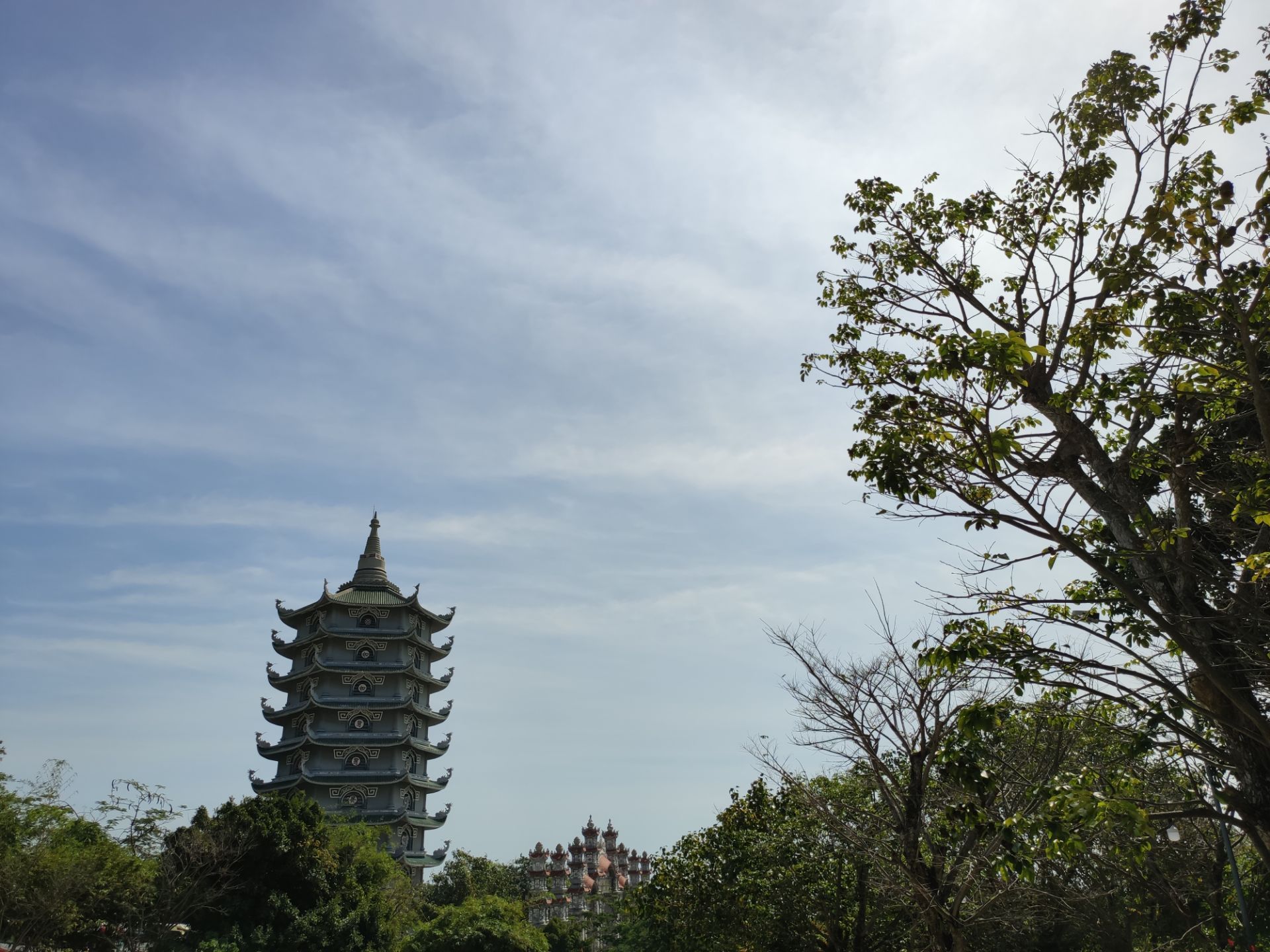 又称佛滩灵应寺,是一座规模颇大的寺庙,寺庙面向海滩,风景非常漂亮