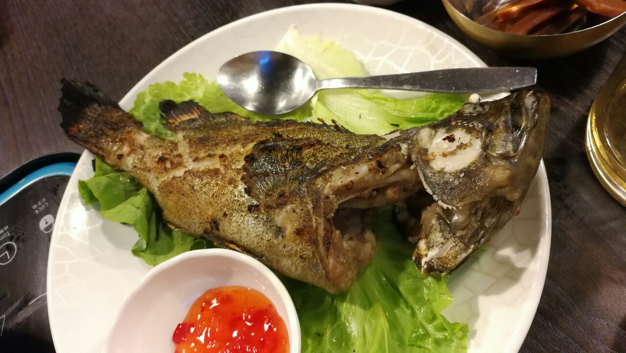 安排,其他海胆,赤贝,帆立贝海鲜味浓,百吃不腻,烤石斑鱼时加了柠檬汁
