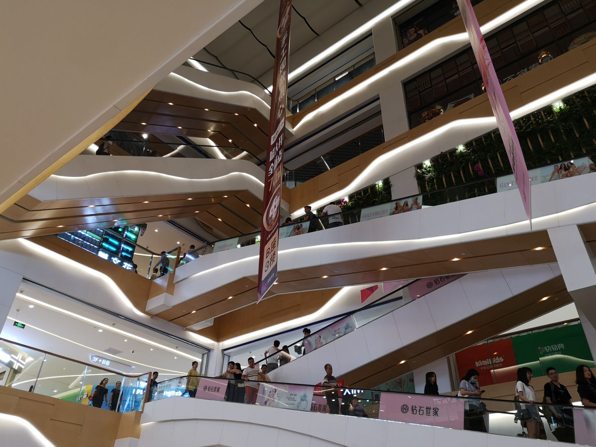 【携程攻略】广州金铂广场(购物商场)购物,从同和地铁站出来,过条马路
