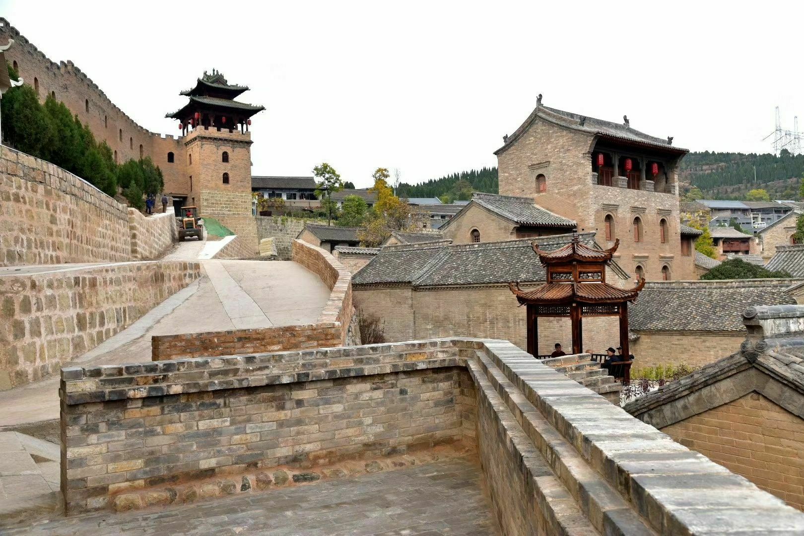 湘峪古堡又称三都古城,位于晋城市沁水县,是明万历年户部尚书孙居相