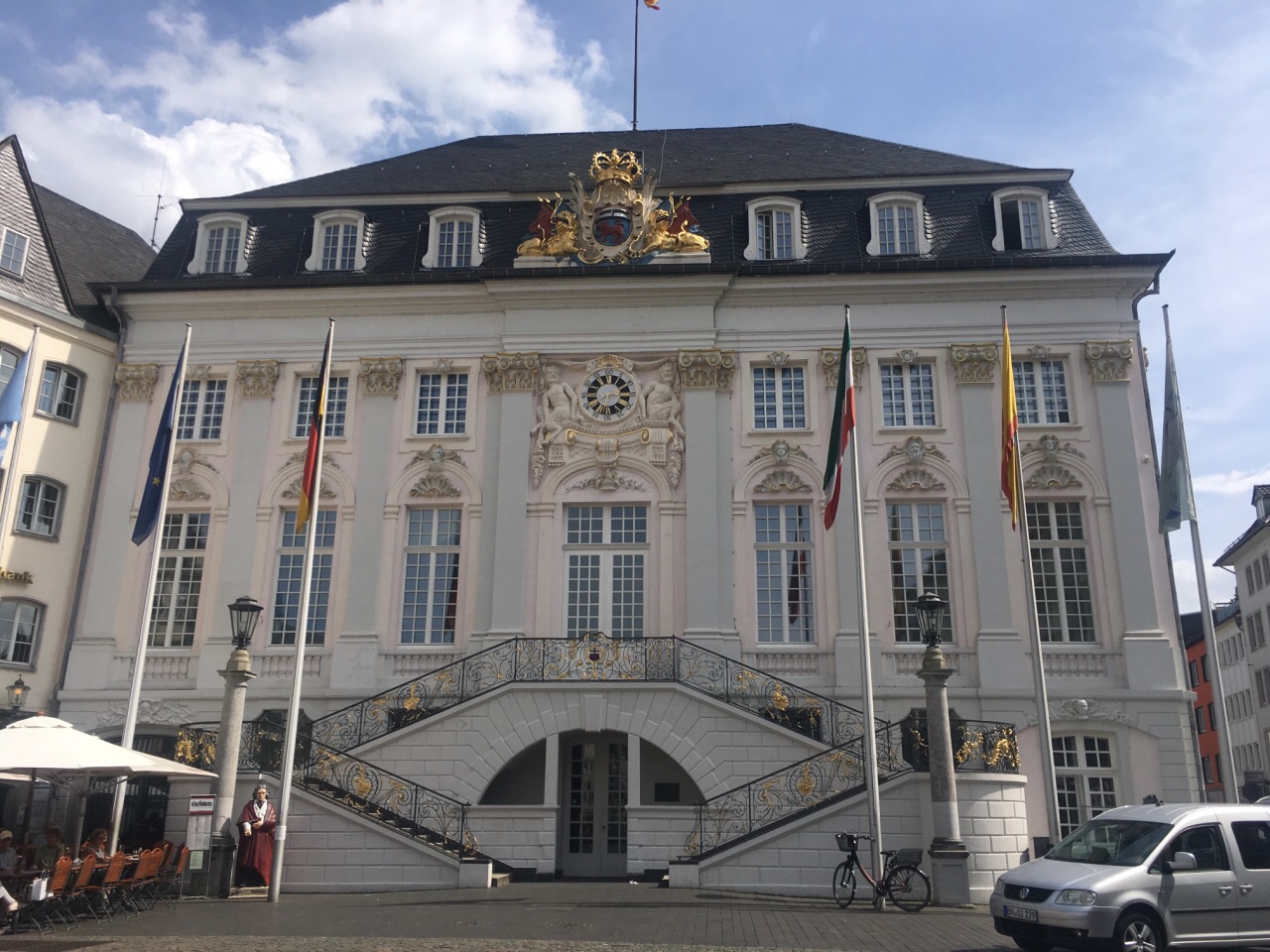 老市政厅建筑很漂亮门前左边还有贝多芬塑像门前广场正好遇到在摆市集