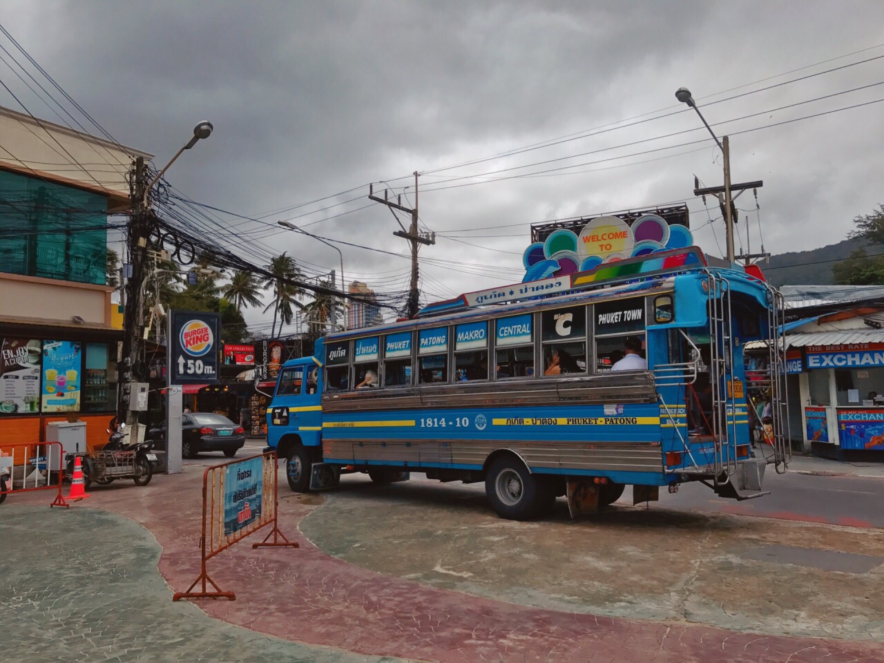 邦古拉街是普吉芭东的很热闹的一条街白天的时候还好到了晚上就是一片