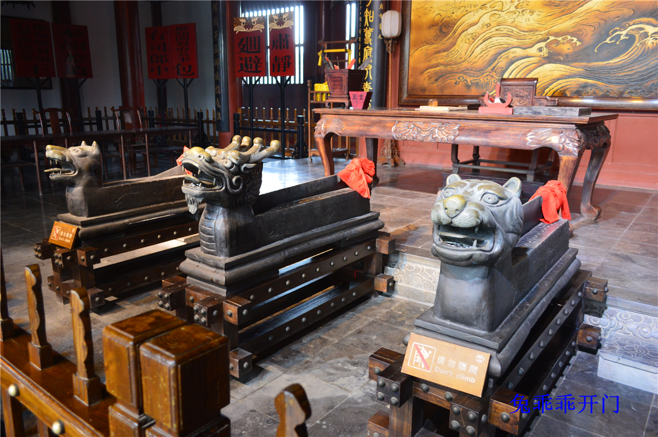 游览开封府真的大开眼界,平生第一次看见龙头铡,虎头铡和狗头铡,龙头