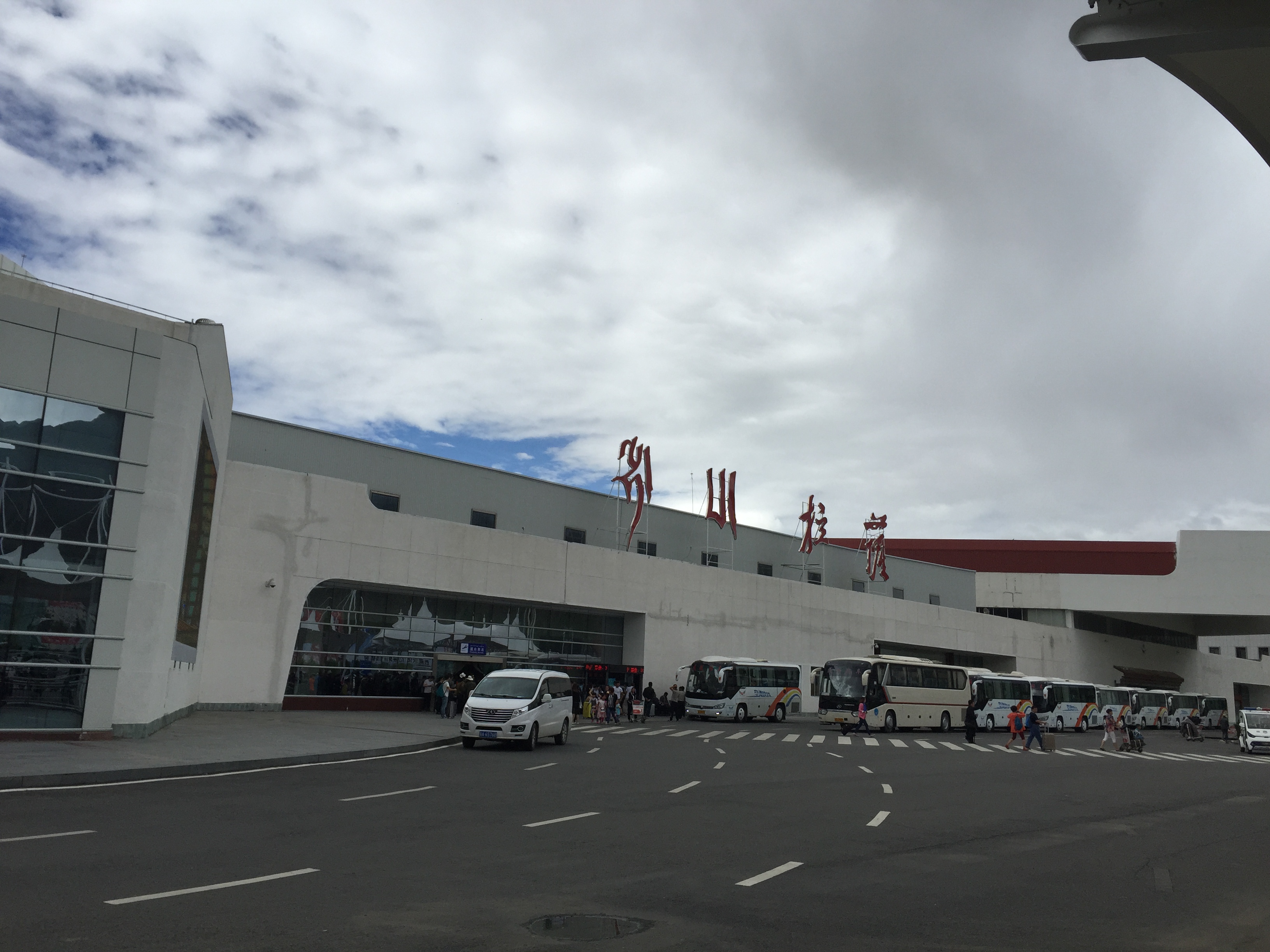 是中国之最亦世界之最！拉萨贡嘎国际机场T3航站楼主体封顶--见道网