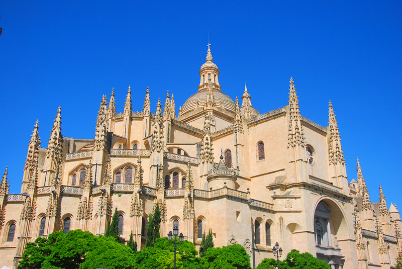 塞戈维亚大教堂有"大教堂中的贵妇"的美誉,是西班牙修建的最后一座