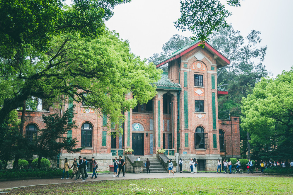中山大学 正好碰上学生下课