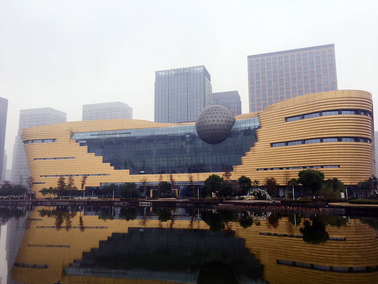 【携程攻略】重庆重庆科技馆景点,重庆科技馆就在重庆大剧院边上，作为两江新区江北嘴的重要建筑，这里…