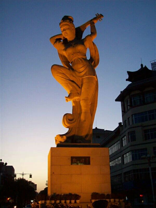 反弹琵琶雕像