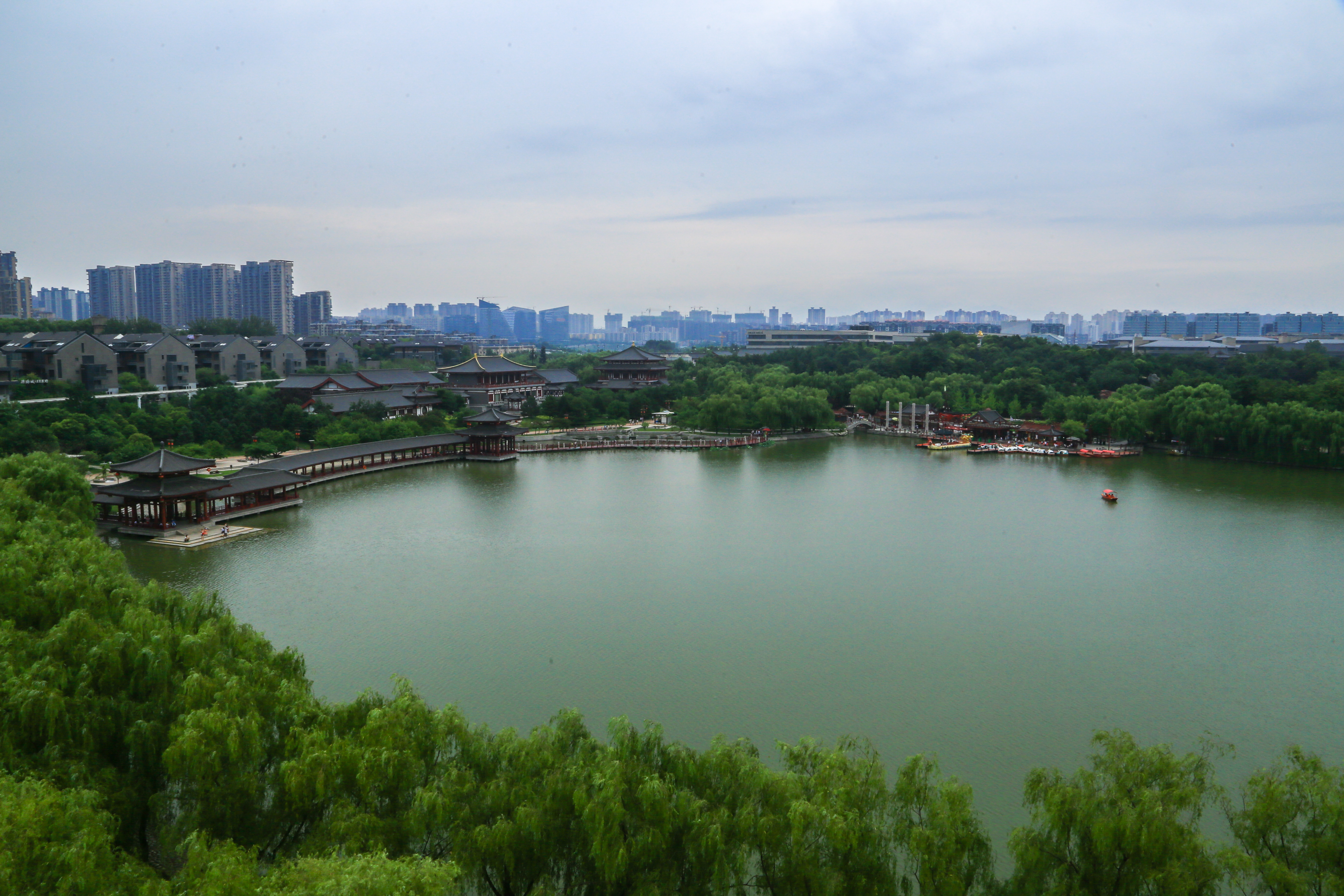 大唐芙蓉園的門票60,從小雁塔過去,半小時的車程就到了大唐芙蓉園,從