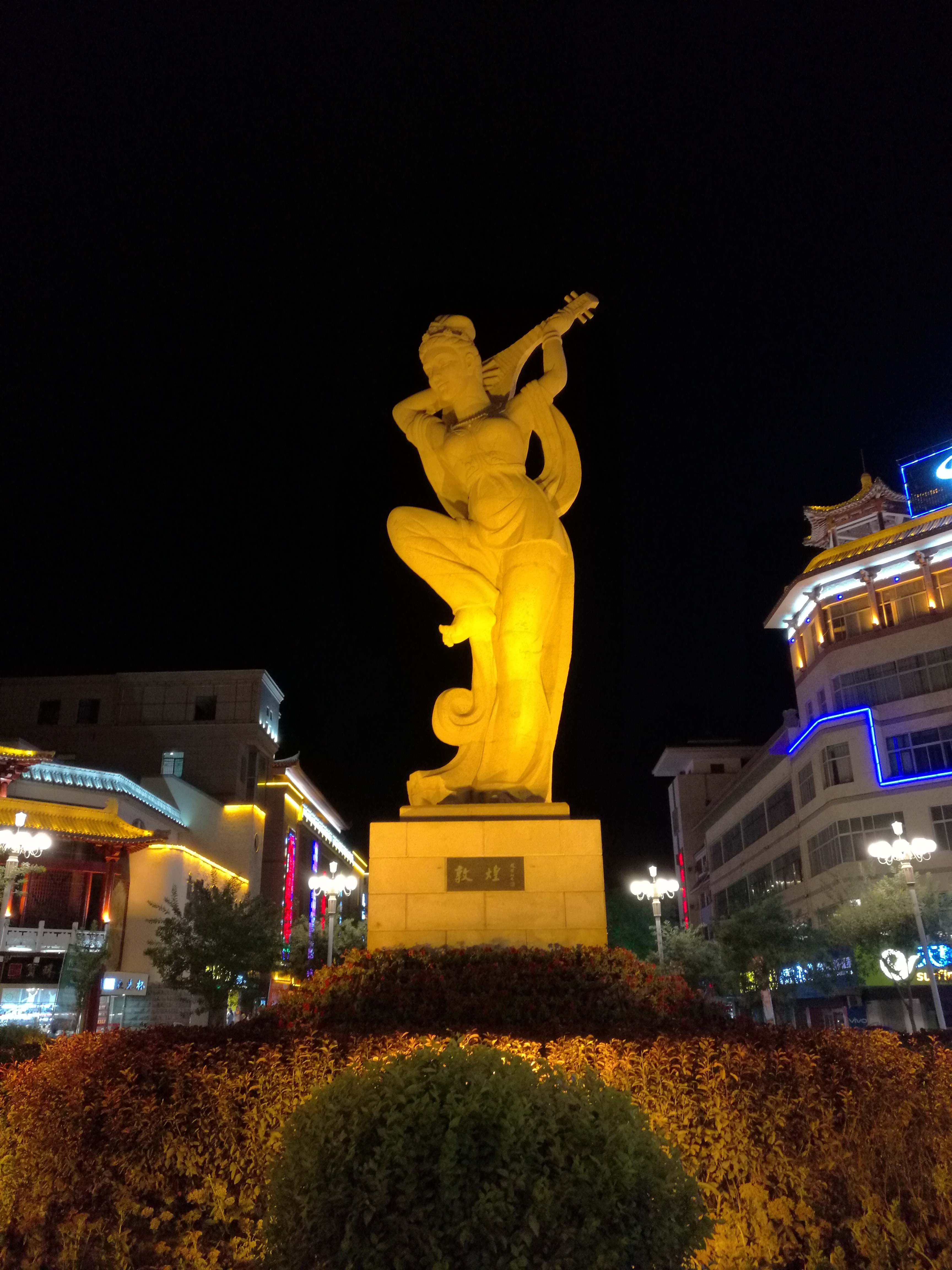 2023反弹琵琶雕像游玩攻略,敦煌市中心的巨型反弹琵琶雕...【去哪儿攻略】